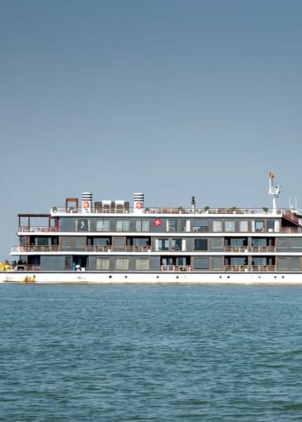 Hôtels flottants 2026 : la révolution touristique sur l'eau