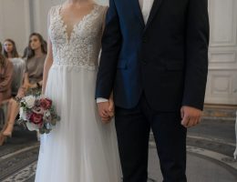 Les costumes de mariage, c'est bien.