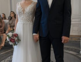 Les costumes de mariage, c'est bien.