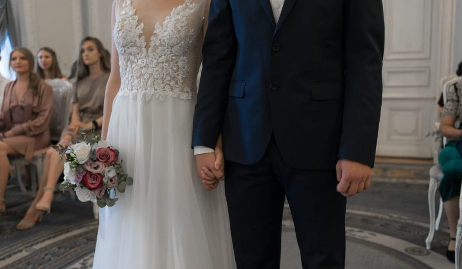 Les costumes de mariage, c'est bien.