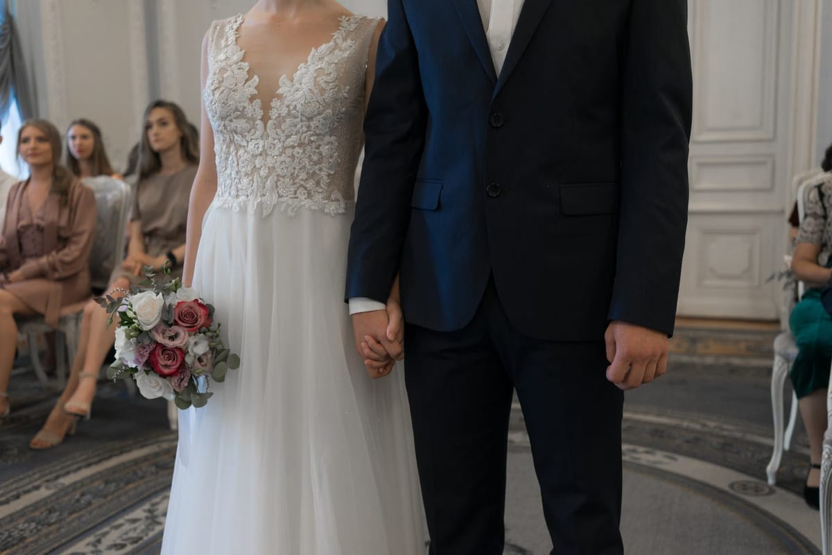 Les costumes de mariage, c'est bien.